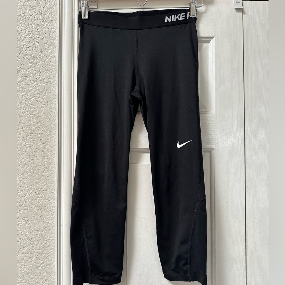 Nike pro women’s crop leggings size M